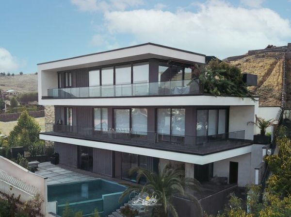 طراحی داخلی ویلاهای کوچک و بزرگ، هرکدام چالش‌های خاص خود را دارند. در ویلاهای کوچک، محدودیت فضا ممکن است مانعی برای پیاده‌سازی ایده‌های خلاقانه باشد. در مقابل، ویلاهای بزرگ ممکن است به طراحی بیشتری برای جلوگیری از حس خالی بودن نیاز داشته باشند.